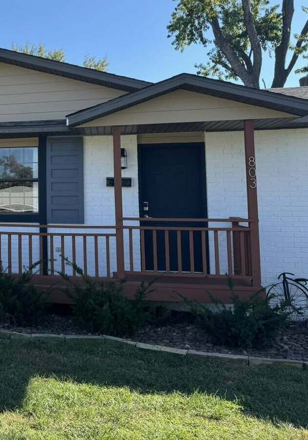 <p><span style="font-weight: bold;">803 NW 2nd, Bentonville, AR</span></p>